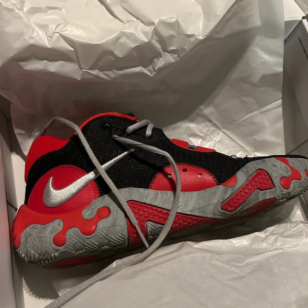 Nike Black and Red PG 5 Basketball Shoes - Picture 6 of 8